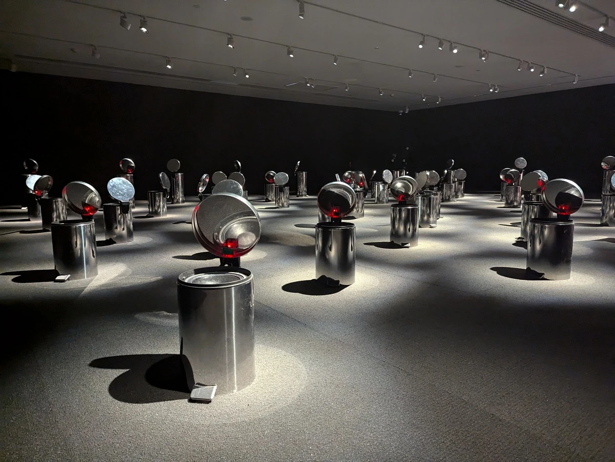 之間 l（Between l），2022，不鏽鋼垃圾桶、喇叭裝置、程式，尺寸依場地而定-圖片